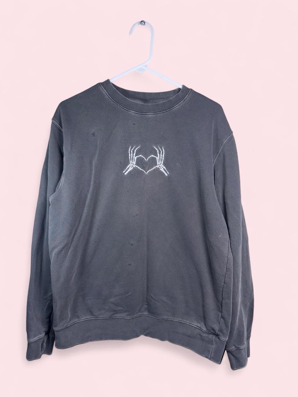 Independent Trading Company Skeleton Hands Heart Embroidered Sweatshirt Gray M